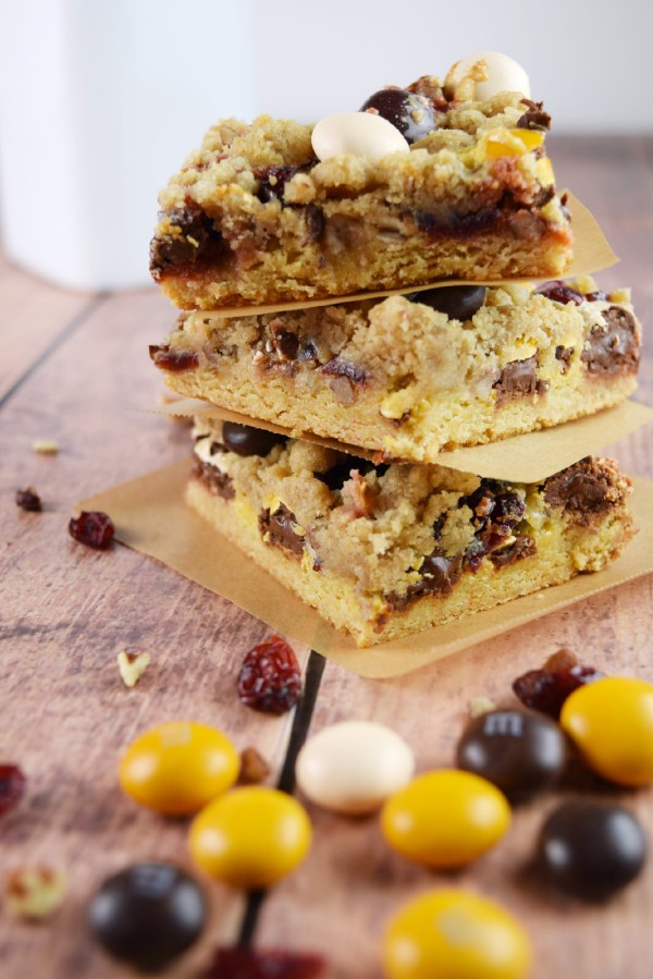 These Cranberry Pecan Pie Magic Bars are made with tart dried cranberries and Pecan Pie M&Ms! Perfect for #fall or #Thanksgiving! #magicbar 